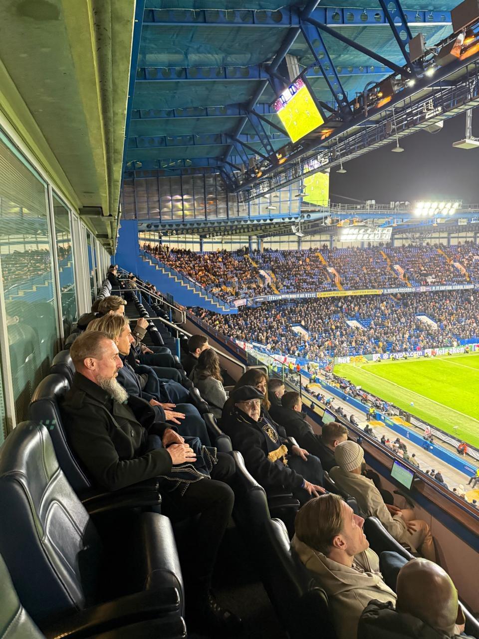 厄瓜多尔主帅贝卡切切现场观战切尔西，并与凯塞多合影