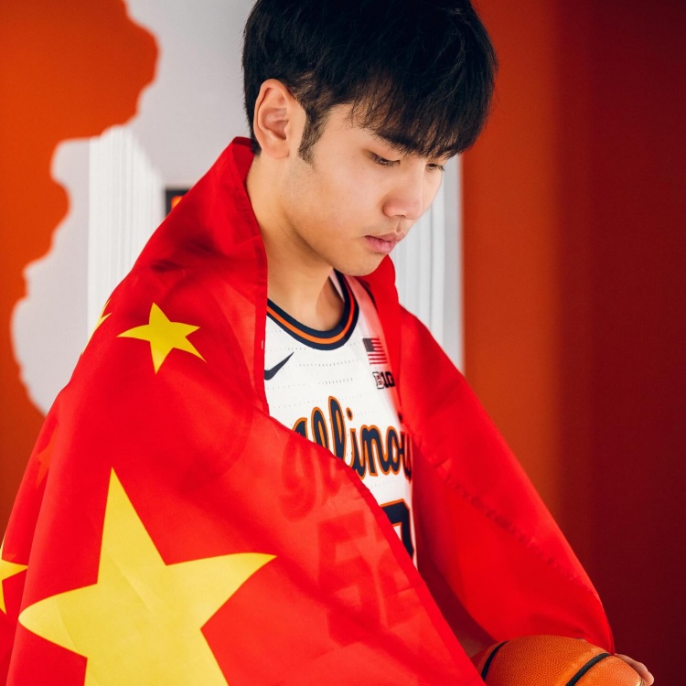 这身球衣感觉如何?张博源晒伊利诺伊大学访校定妆照!