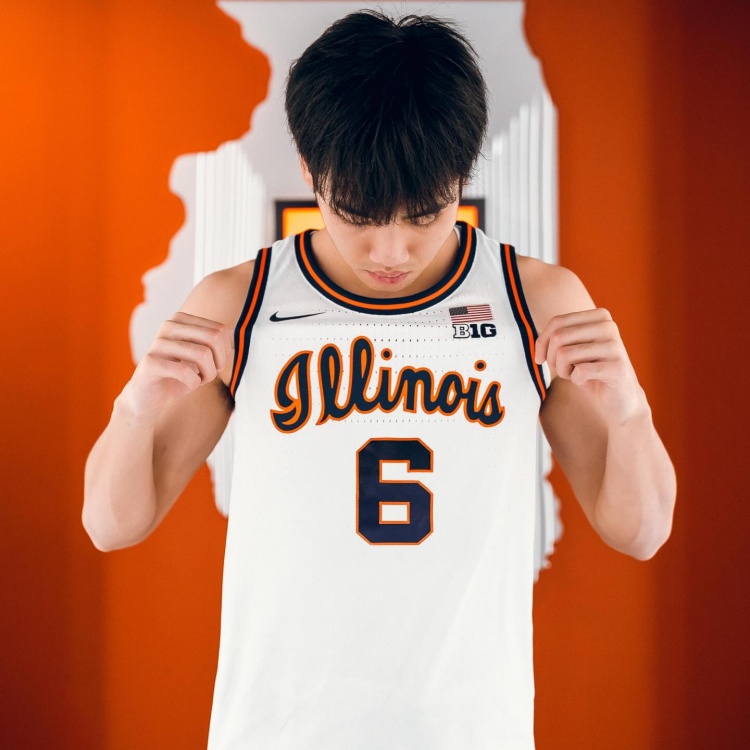 这身球衣感觉如何?张博源晒伊利诺伊大学访校定妆照!