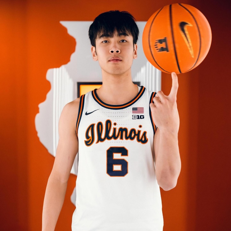 这身球衣感觉如何?张博源晒伊利诺伊大学访校定妆照!