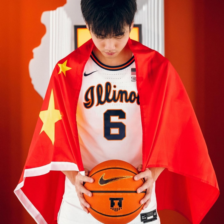 这身球衣感觉如何?张博源晒伊利诺伊大学访校定妆照!