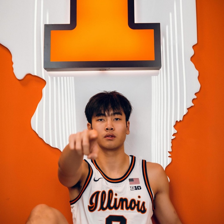 这身球衣感觉如何?张博源晒伊利诺伊大学访校定妆照!