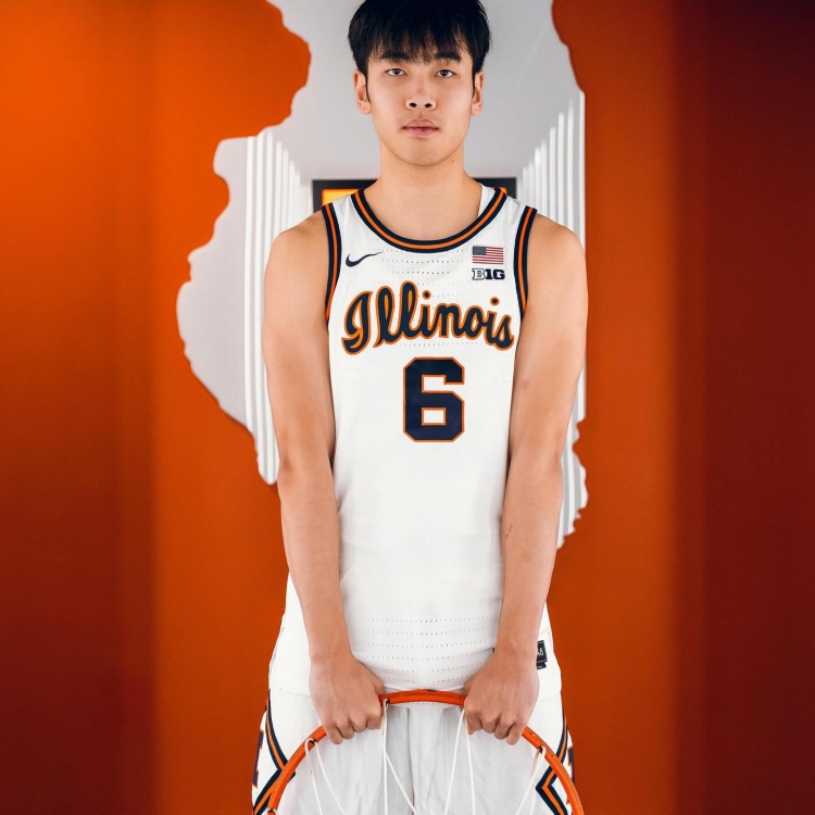 这身球衣感觉如何?张博源晒伊利诺伊大学访校定妆照!