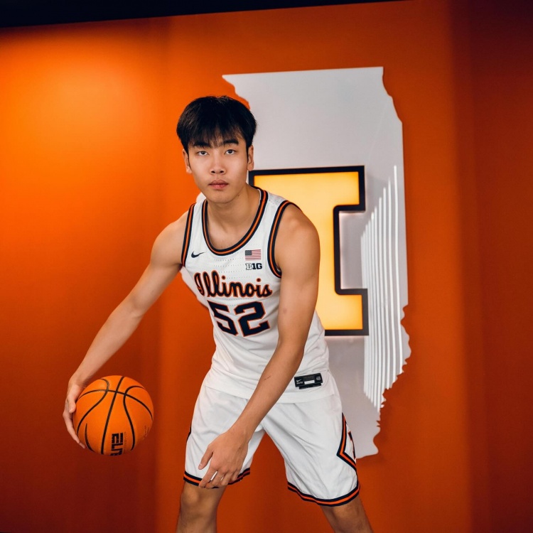 这身球衣感觉如何?张博源晒伊利诺伊大学访校定妆照!