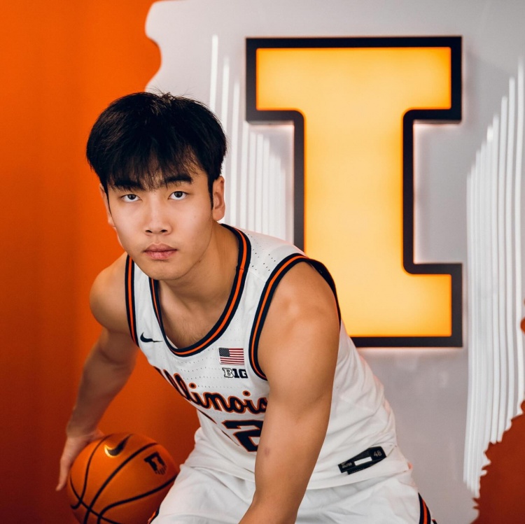 这身球衣感觉如何?张博源晒伊利诺伊大学访校定妆照!