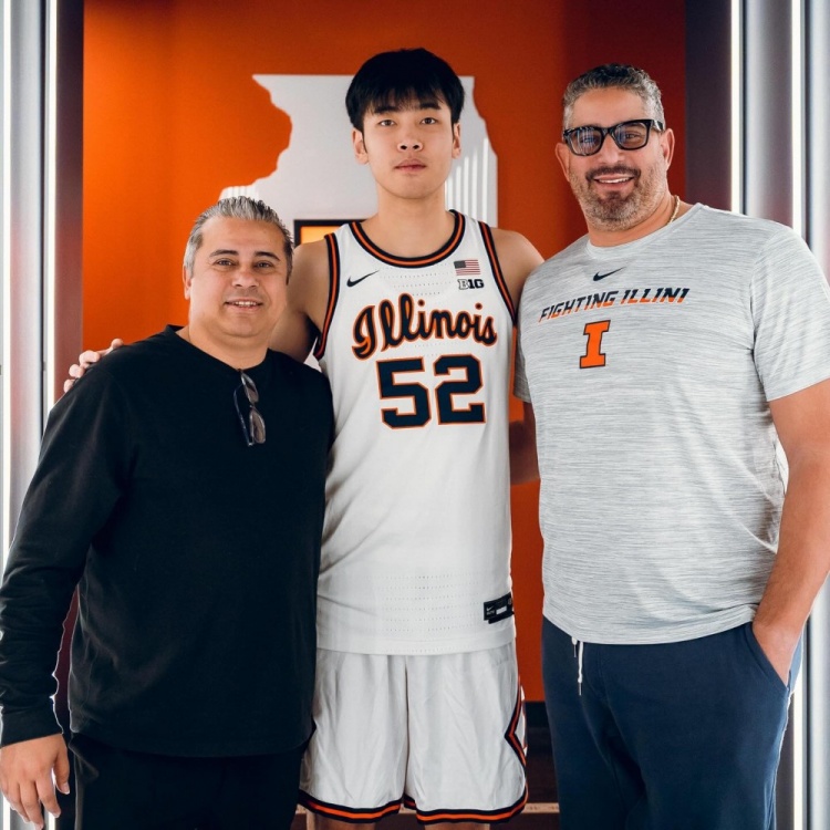 这身球衣感觉如何?张博源晒伊利诺伊大学访校定妆照!