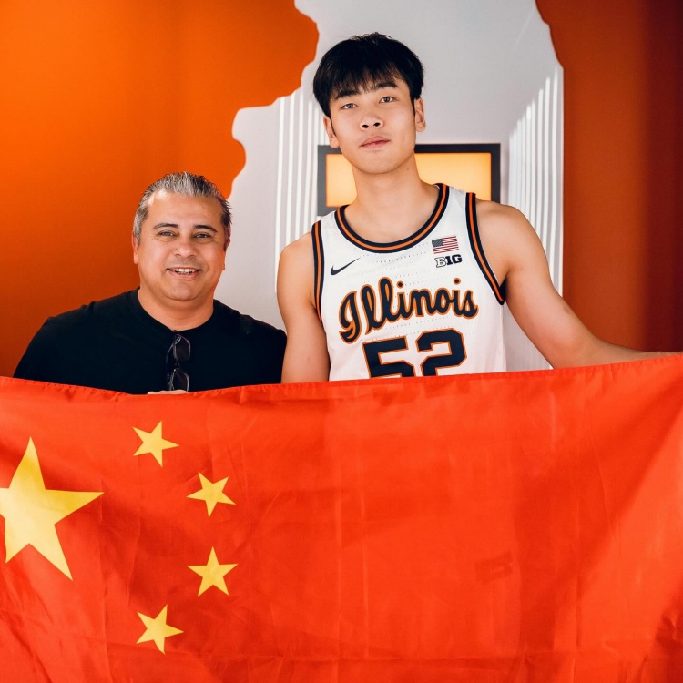 这身球衣感觉如何?张博源晒伊利诺伊大学访校定妆照!