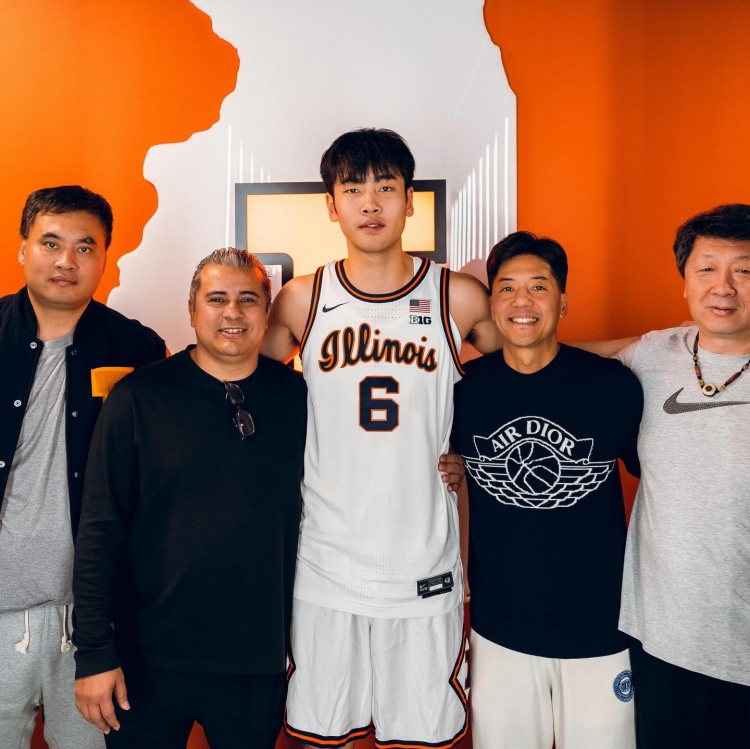 这身球衣感觉如何?张博源晒伊利诺伊大学访校定妆照!