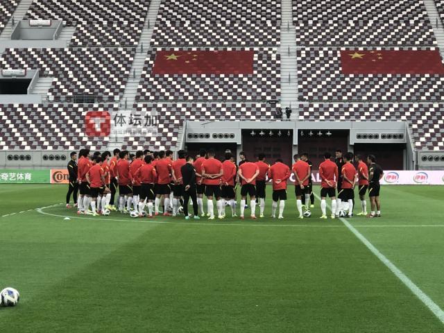1630894439613078236.jpg 聪明!国足借主队之便提前踩场 分队对抗练新战法
